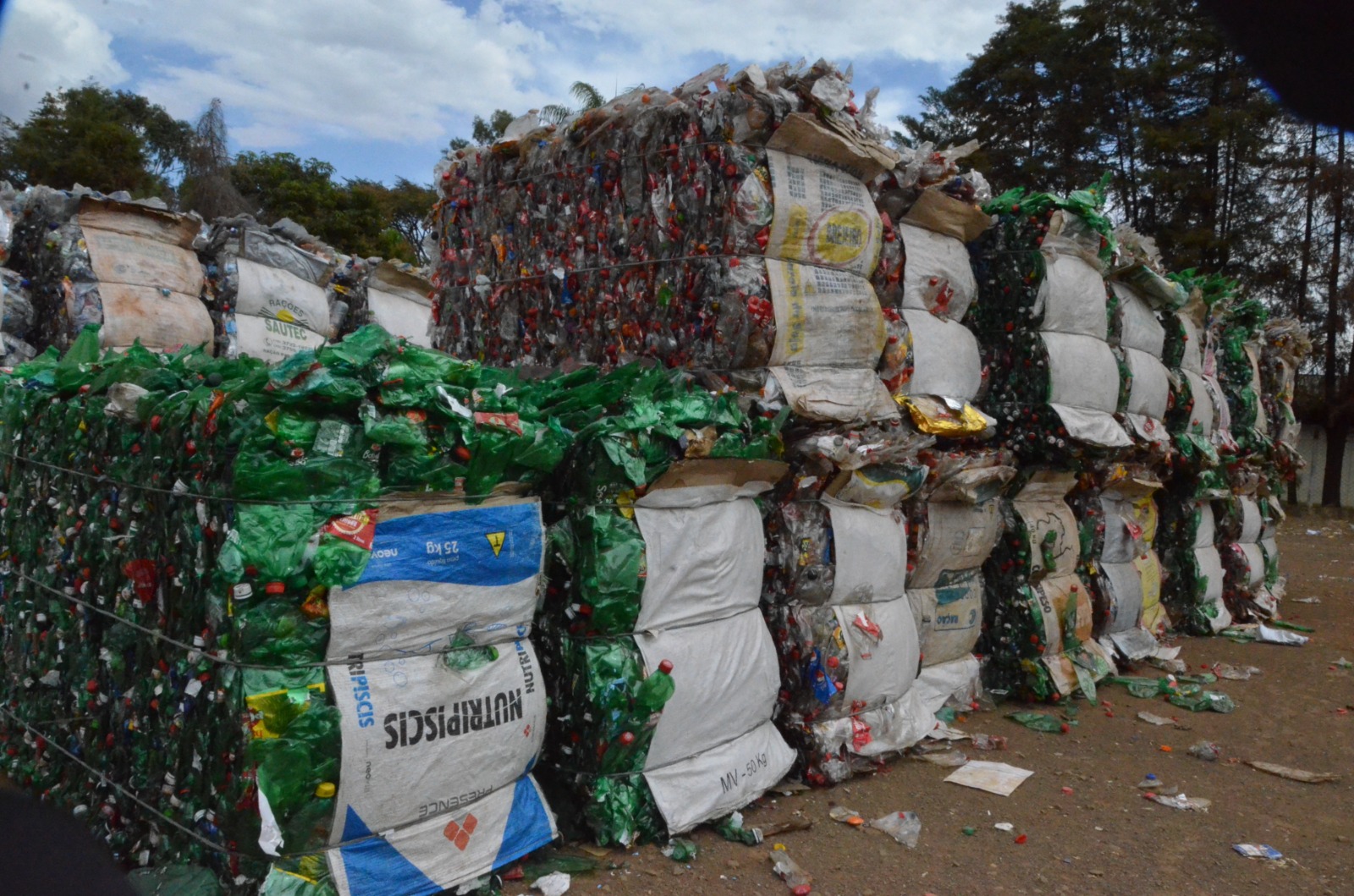 Grandes fardos de garrafas PET prensadas e prontas para reciclagem